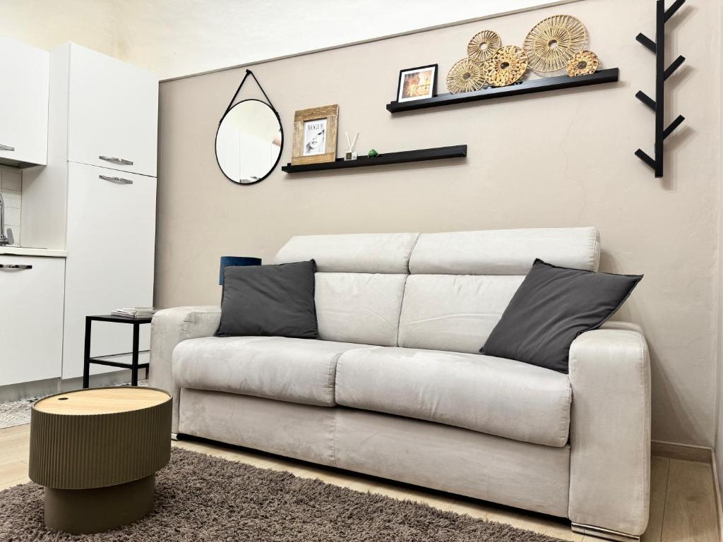 A seating area at Grigio Perla