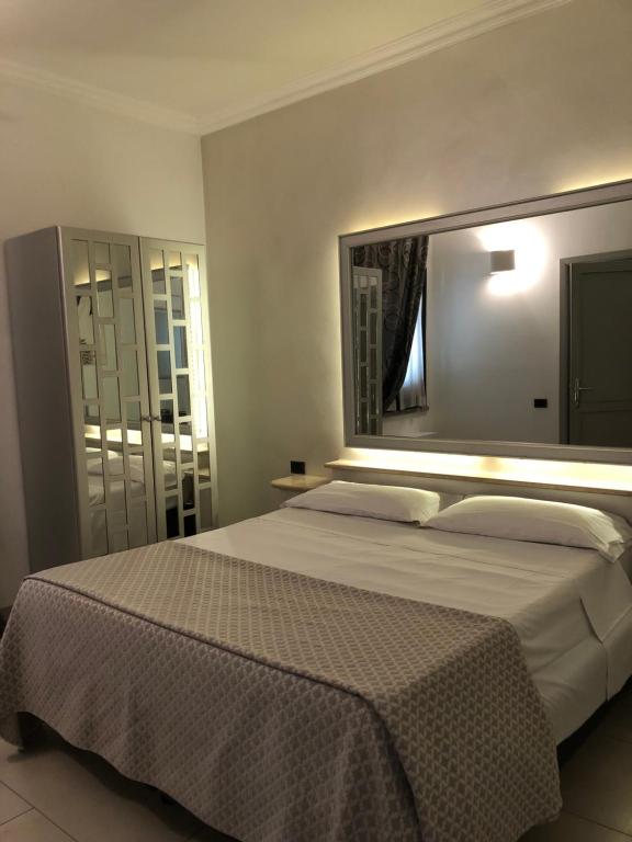 Postel nebo postele na pokoji v ubytování Hotel Quadrifoglio Roma Eur