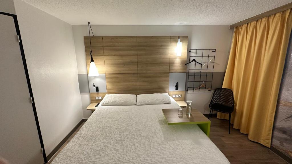 Postel nebo postele na pokoji v ubytování ibis styles Brive Ouest