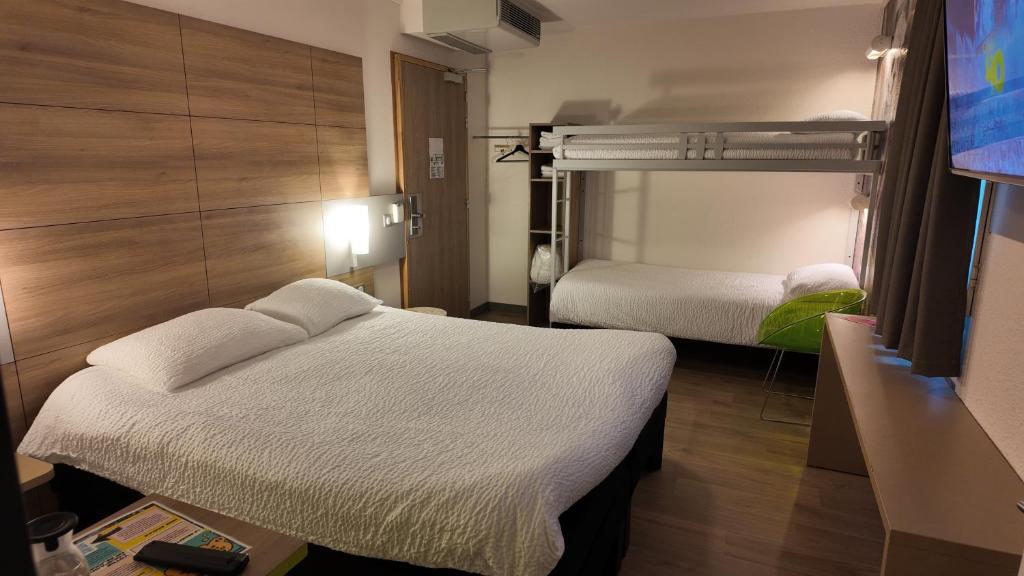 Postel nebo postele na pokoji v ubytování ibis styles Brive Ouest