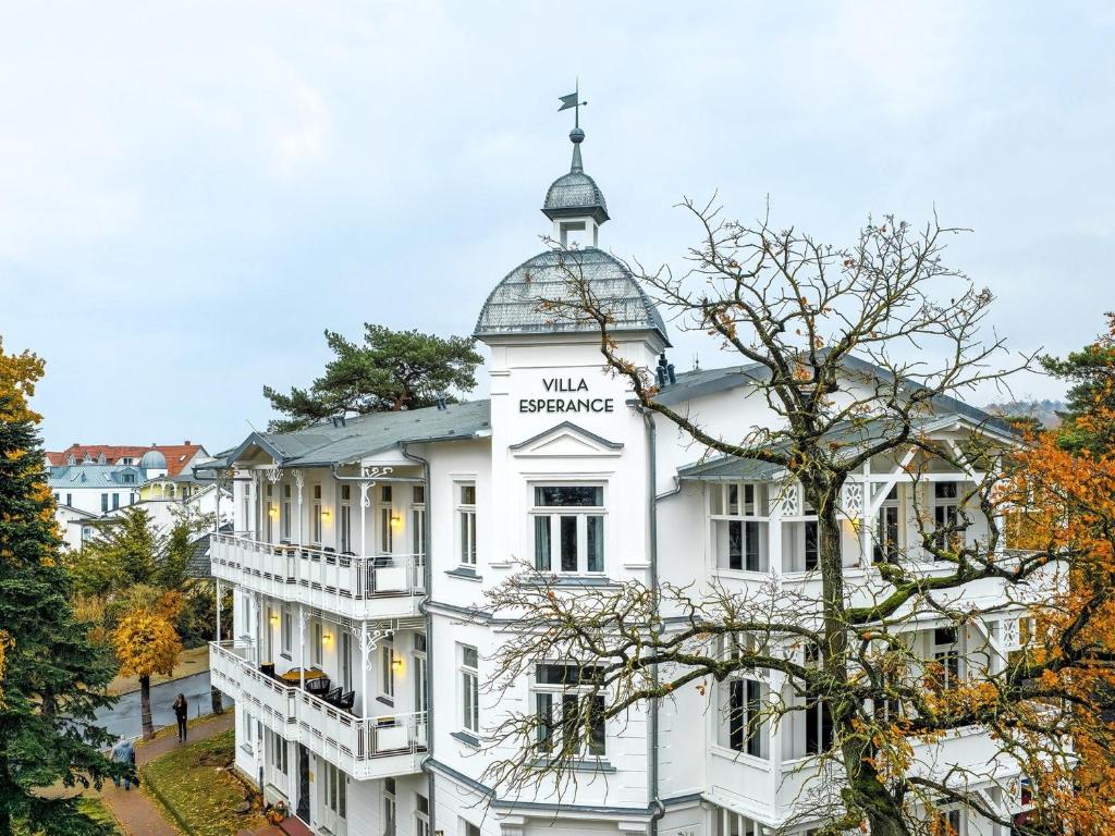 a white building with a cross on top of it at Villa Esperance - Suite Céleste mit Balkon, Dampfbad Whg 10 in Binz
