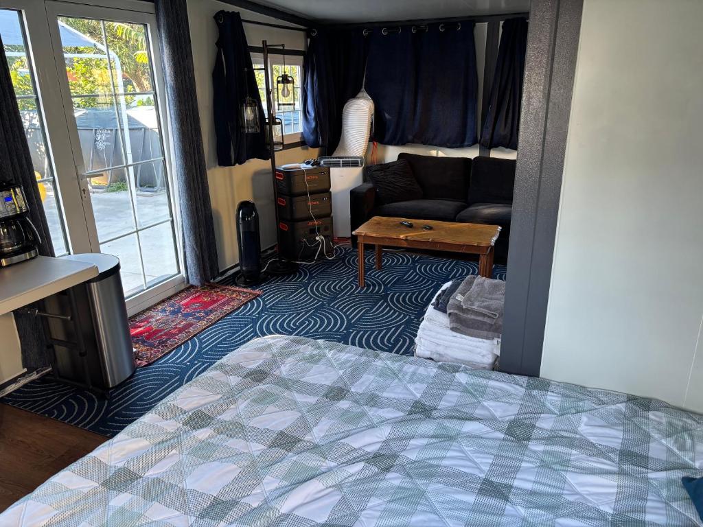 Postel nebo postele na pokoji v ubytování Mini House Oasis