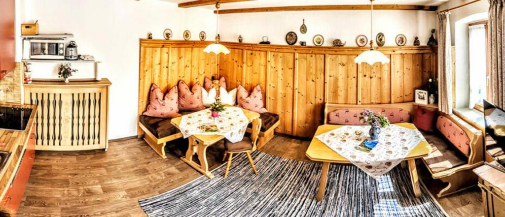 a living room with couches and a table at Ferienwohnung Ober dr Kuche, Ferienhof Lochbihler, WertachAllgäu in Wertach