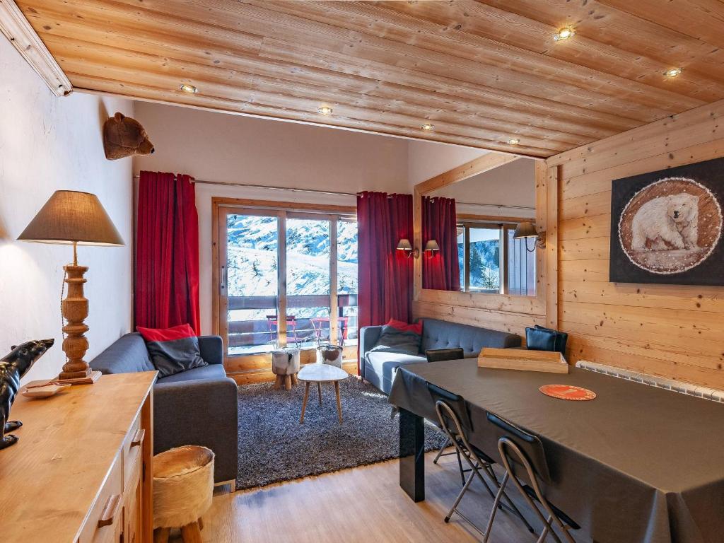 un salon avec un canapé et une table dans l'établissement Charmant duplex rénové 8 pers, balcon sud, Méribel - FR-1-355-236, à Les Allues