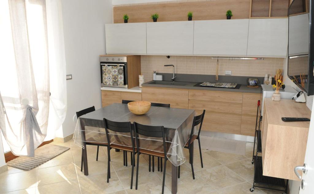 Nhà bếp/bếp nhỏ tại DDN House Bari - Apartment near Airport with Big Terrace Sleeps 6