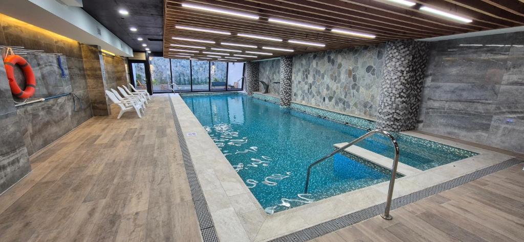 ラ・セレナにあるHotel Diego de Almagro La Serena Expressの建物内の大きなプール