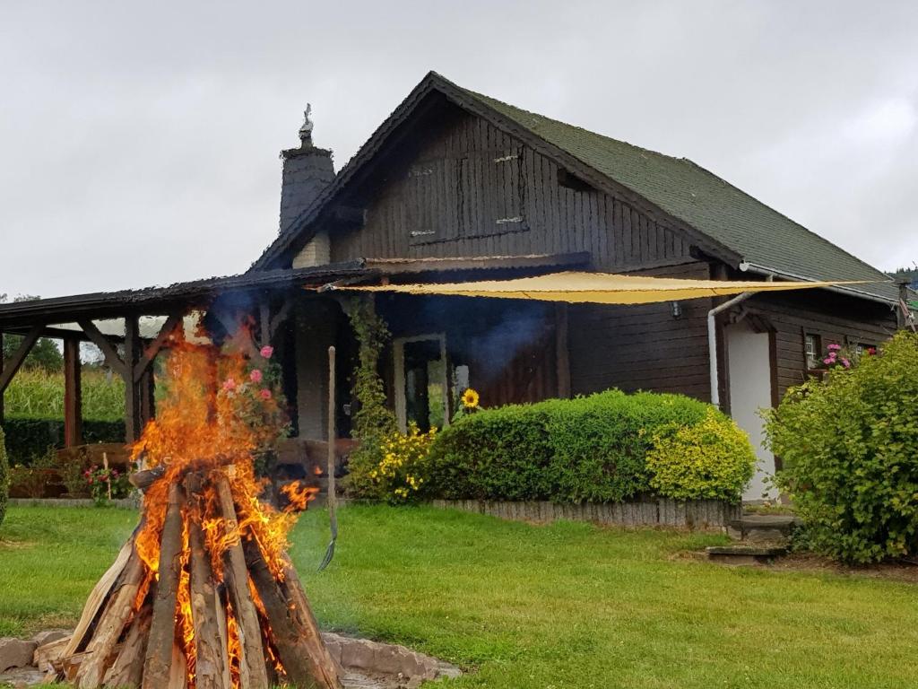 une maison avec un feu devant dans l'établissement Ferienhaus Landlust - b69076, à Meschede