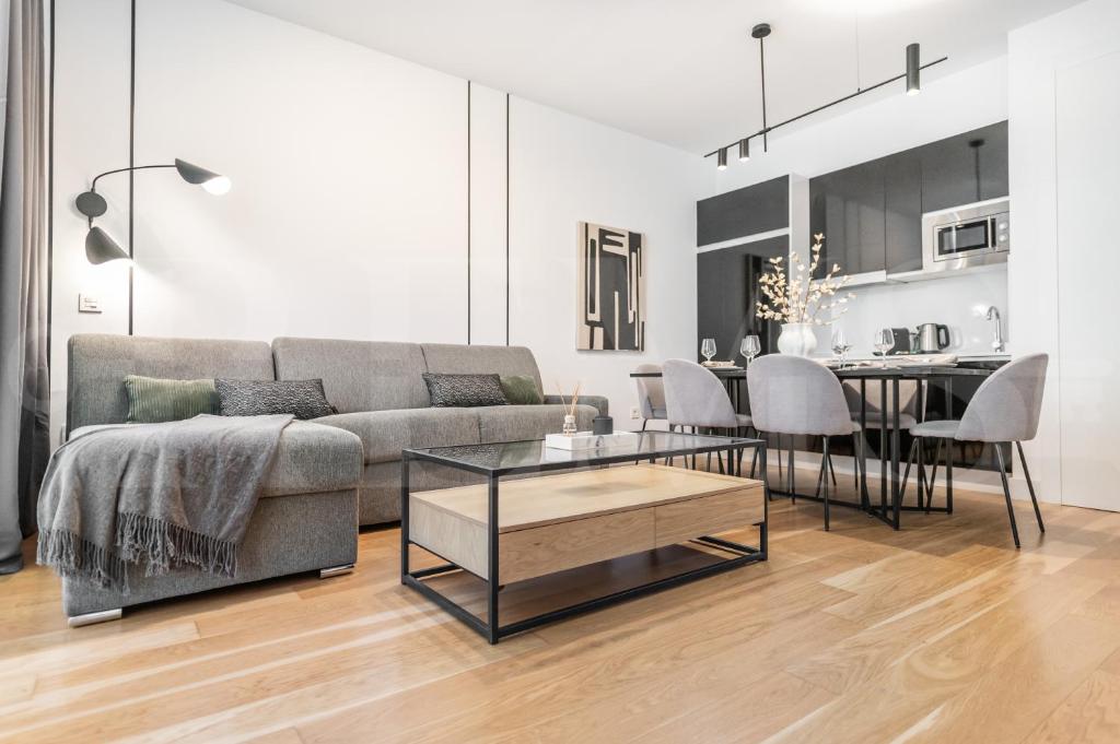 Central apartment with Picasso vibes by REMS