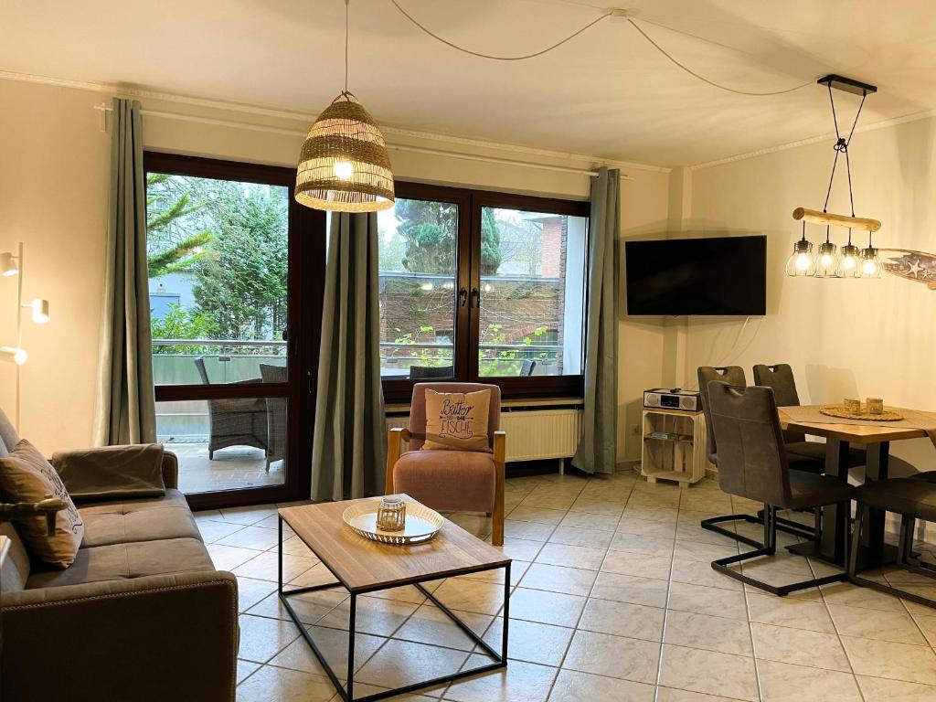 un salon avec un canapé et une table dans l'établissement Fischerhuus Whg 4, à Wyk auf Föhr