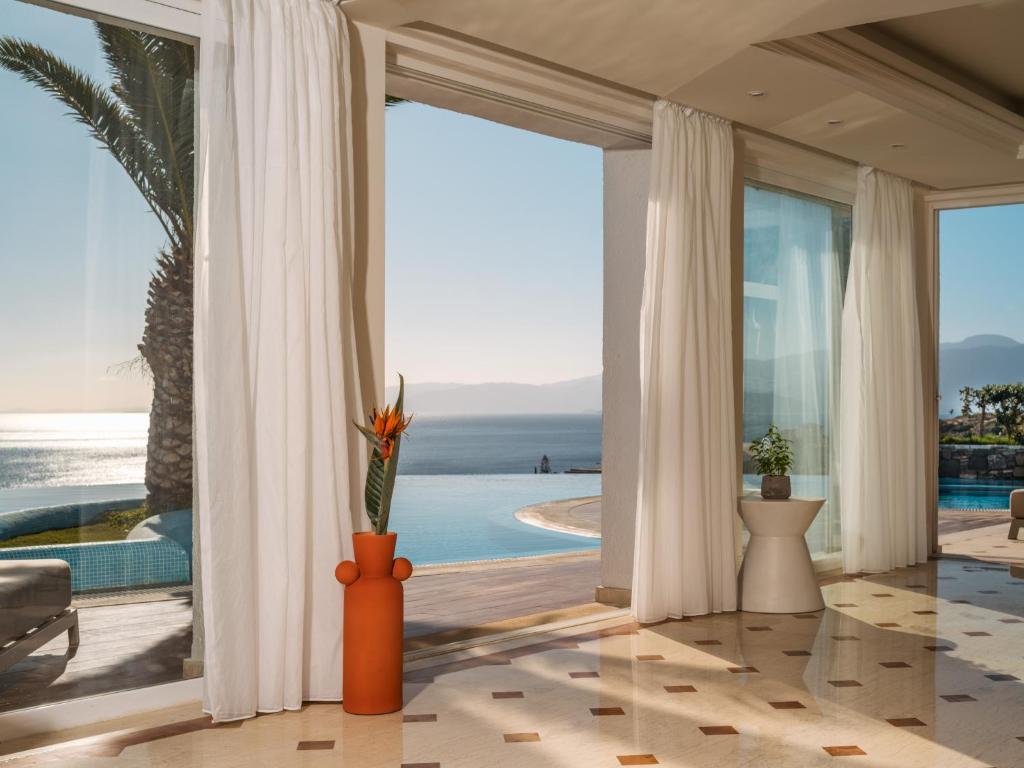 Bazén v ubytování Elounda Gulf Villas by Sandglass nebo v jeho okolí