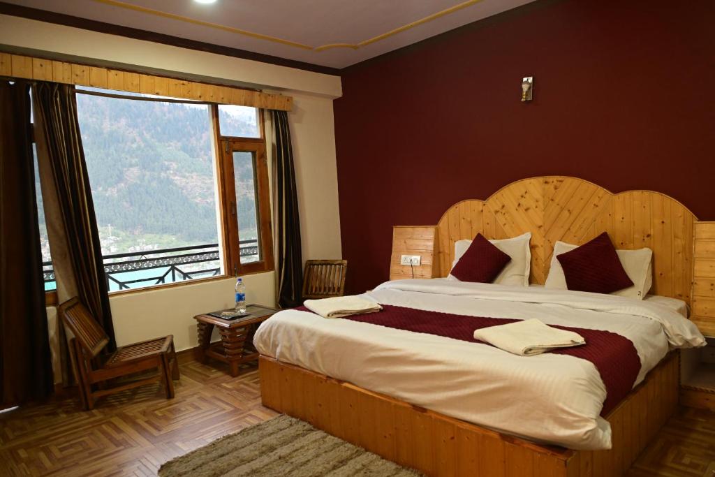 Postel nebo postele na pokoji v ubytování Krishana Cottage A Pure Veg !!!300 m From Hadimba Temple!!!Balcony Rooms!!!Veg Restaurant!!!Couple Friendly!!!Family Cottage!!!