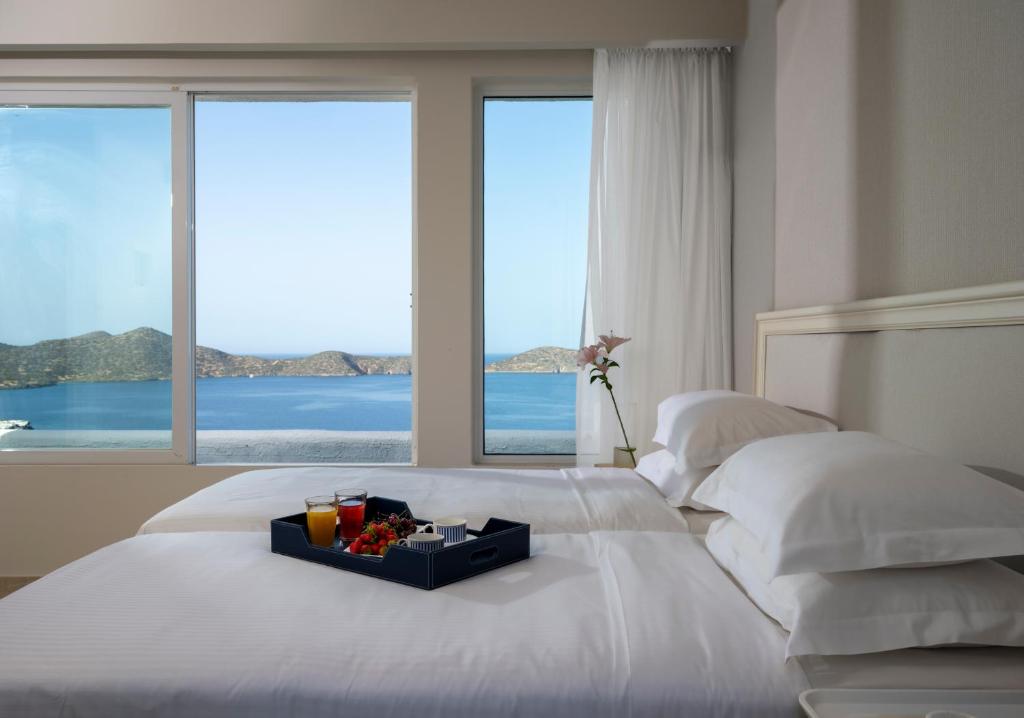 Postel nebo postele na pokoji v ubytování Elounda Gulf Villas by Sandglass