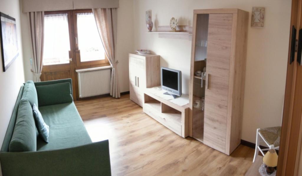 A television and/or entertainment centre at Residence La Pineta