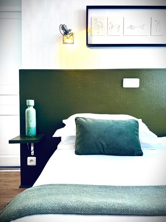 Postel nebo postele na pokoji v ubytování Hôtel Jules