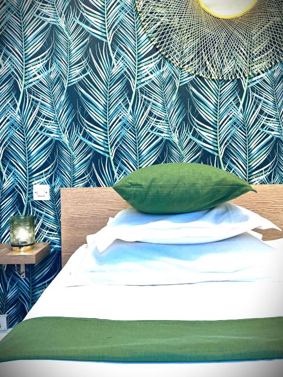 Postel nebo postele na pokoji v ubytování Hôtel Jules