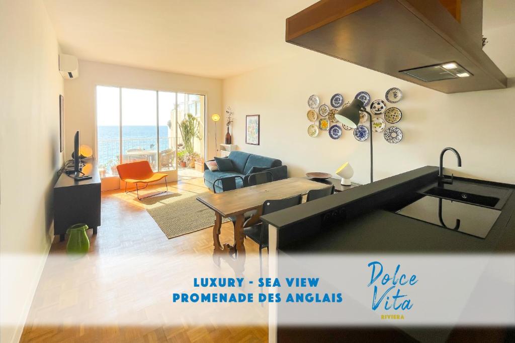 un salon avec vue sur l'océan dans l'établissement Paradise 4 Pers Vista Mare Wifi AC, à Nice