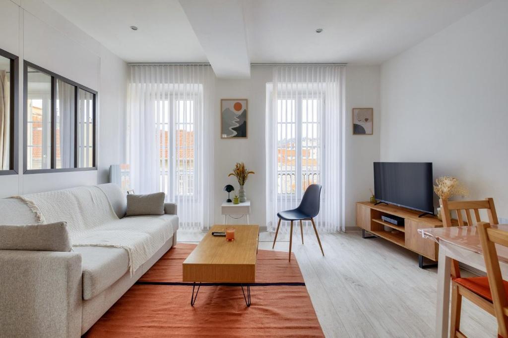 un salon avec un canapé et une télévision dans l'établissement Lovely 1 BR Flat in the heart of Nice, à Nice