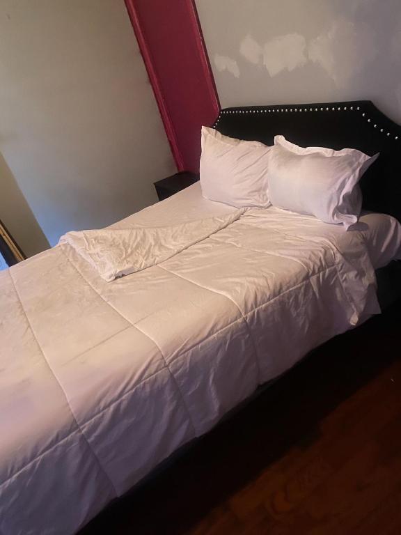 Postel nebo postele na pokoji v ubytování 2218 N Colorado Master Queen Room