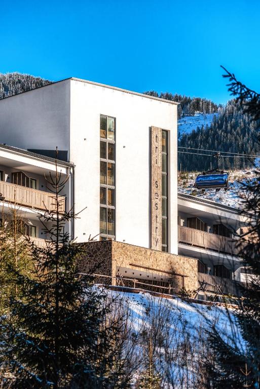 Nespecifikovaný výhled na hory nebo výhled na hory při pohledu z aparthotelu