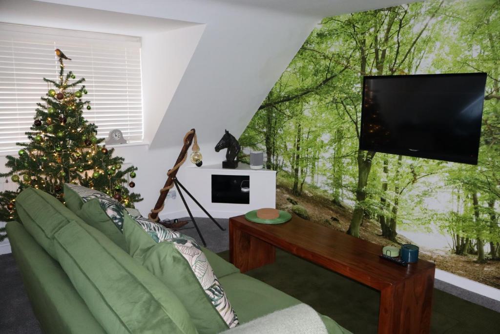 TV a/nebo společenská místnost v ubytování THE HIDEAWAY - LUXURY SELF CATERING COASTAL APARTMENT with PRIVATE ENTRANCE & KEY BOX ENTRY JUST A FEW MINUTES WALK TO THE BEACH, SOLENT WAY WALK, SHOPS and many EATERIES & BARS - FREE OFF ROAD PARKING,FULL KITCHEN, LOUNGE,BEDROOM , BATHROOM & WI-FI