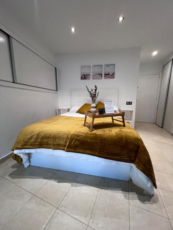 a bedroom with a large bed with a sign on it at Apartamento acogedor en primera línea de playa in La Pineda