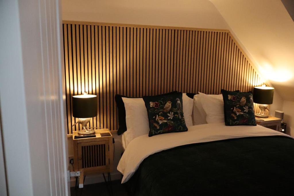 Postel nebo postele na pokoji v ubytování THE HIDEAWAY - LUXURY SELF CATERING COASTAL APARTMENT with PRIVATE ENTRANCE & KEY BOX ENTRY JUST A FEW MINUTES WALK TO THE BEACH, SOLENT WAY WALK, SHOPS and many EATERIES & BARS - FREE OFF ROAD PARKING,FULL KITCHEN, LOUNGE,BEDROOM , BATHROOM & WI-FI