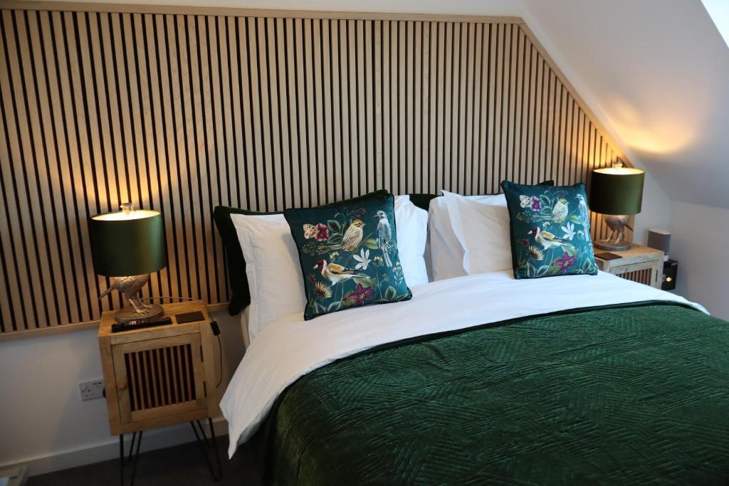 Postel nebo postele na pokoji v ubytování THE HIDEAWAY - LUXURY SELF CATERING COASTAL APARTMENT with PRIVATE ENTRANCE & KEY BOX ENTRY JUST A FEW MINUTES WALK TO THE BEACH, SOLENT WAY WALK, SHOPS and many EATERIES & BARS - FREE OFF ROAD PARKING,FULL KITCHEN, LOUNGE,BEDROOM , BATHROOM & WI-FI