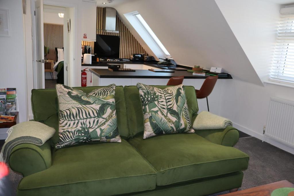 Posezení v ubytování THE HIDEAWAY - LUXURY SELF CATERING COASTAL APARTMENT with PRIVATE ENTRANCE & KEY BOX ENTRY JUST A FEW MINUTES WALK TO THE BEACH, SOLENT WAY WALK, SHOPS and many EATERIES & BARS - FREE OFF ROAD PARKING,FULL KITCHEN, LOUNGE,BEDROOM , BATHROOM & WI-FI
