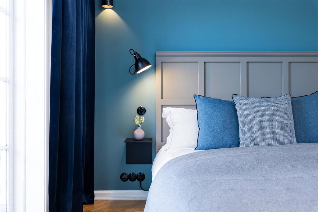 Postel nebo postele na pokoji v ubytování Kvosin Downtown Hotel