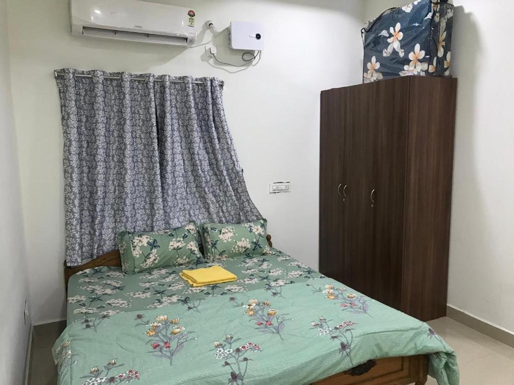 Postel nebo postele na pokoji v ubytování LEO's DEN 9 Guests AC 3BHK 9 mins to RGIA