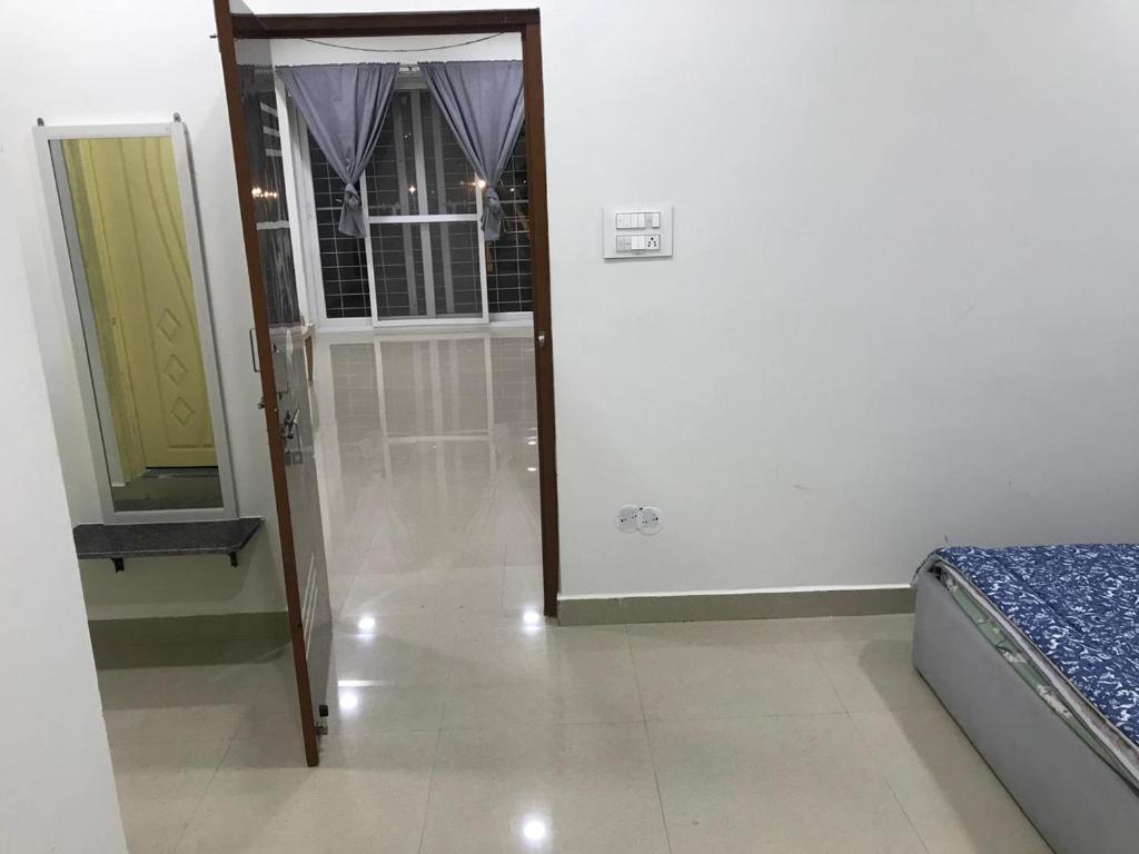 Postel nebo postele na pokoji v ubytování LEO's DEN 9 Guests AC 3BHK 9 mins to RGIA