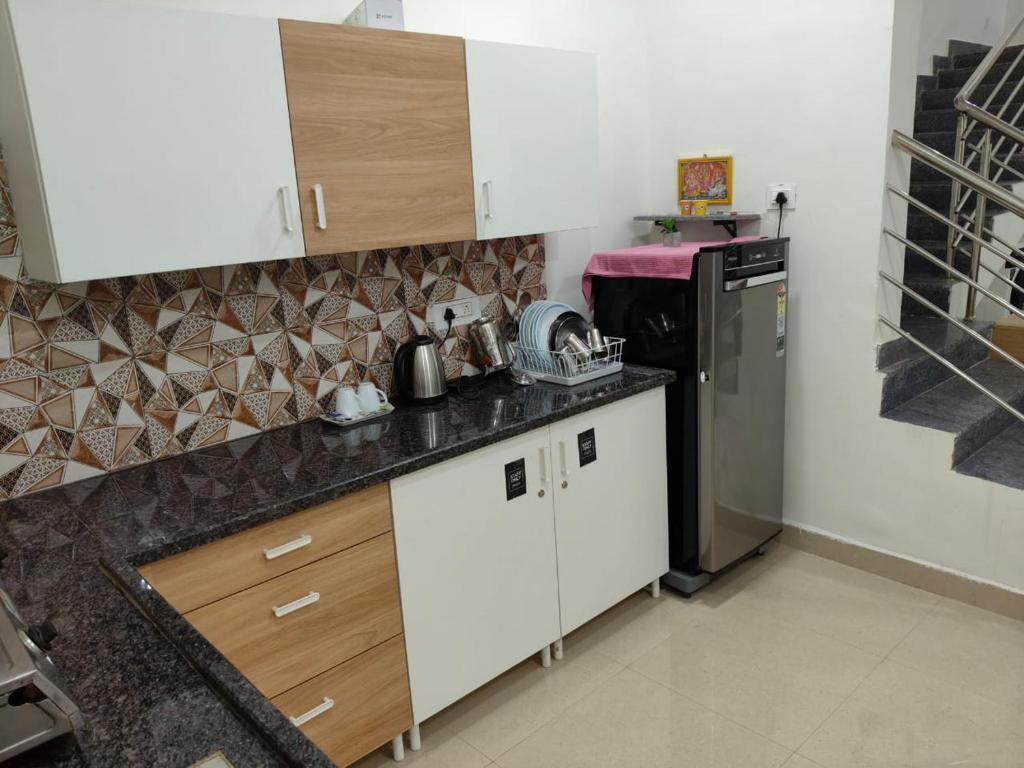 Kuchyň nebo kuchyňský kout v ubytování LEO's DEN 9 Guests AC 3BHK 9 mins to RGIA