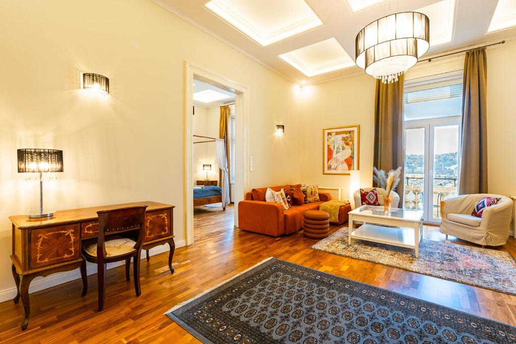 Magical Danube view in a spacious two bedroom suite next to Parliament 1137 Budapest, Szent István körút 2 kép - 1