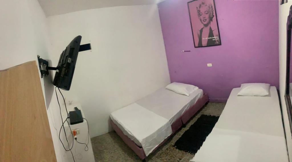 Giường trong phòng chung tại La Clave Hostel