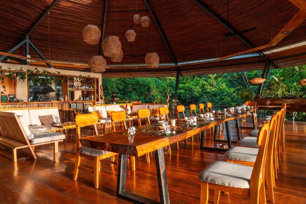 Restaurace v ubytování La Loma Jungle Lodge and Chocolate Farm