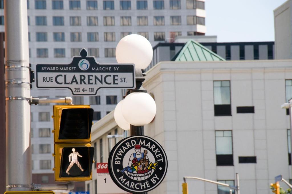a street sign and a traffic light in a city at ByWard Blue Inn in Ottawa