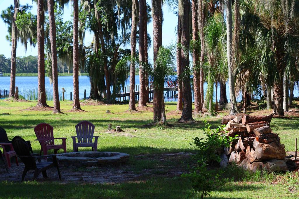 two chairs sitting in a park with palm trees at The Little Retreat, Solo, Couples & Small Families in Sebring