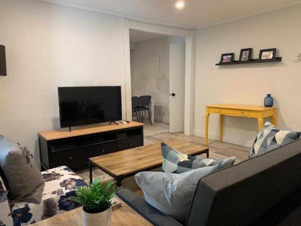 Et tv og/eller underholdning på County Cove - Wellington Suite - Two-Bedroom - two queen beds - Wellington Apartment