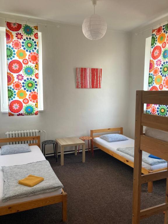 Pokój z 2 łóżkami i 2 oknami w obiekcie Hostel Praha Ládví w Pradze