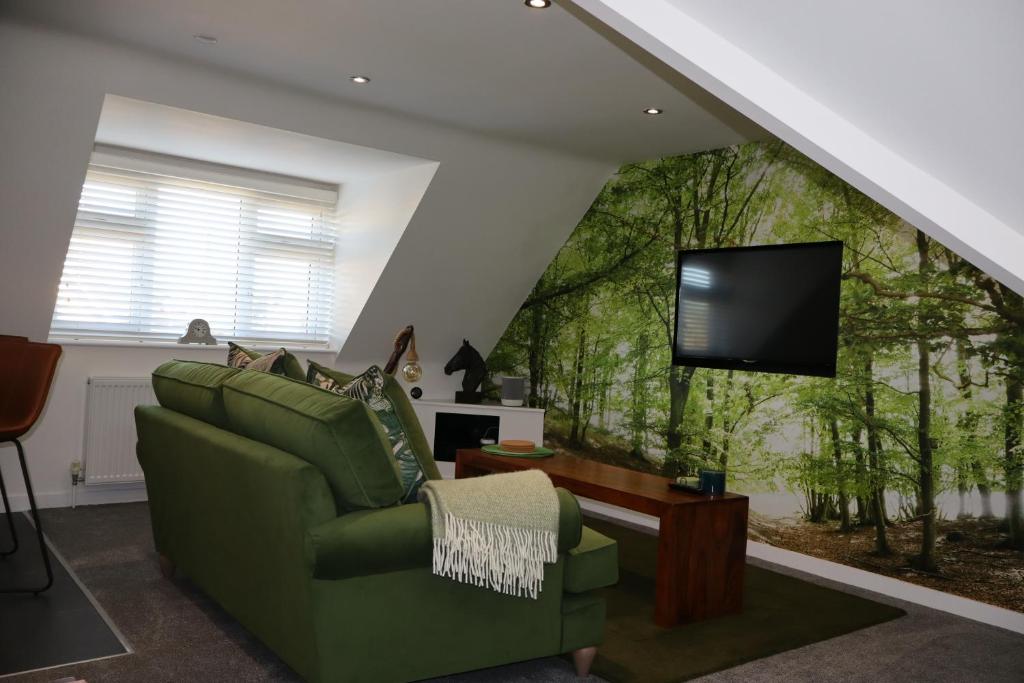 TV a/nebo společenská místnost v ubytování THE HIDEAWAY - LUXURY SELF CATERING COASTAL APARTMENT with PRIVATE ENTRANCE & KEY BOX ENTRY JUST A FEW MINUTES WALK TO THE BEACH, SOLENT WAY WALK, SHOPS and many EATERIES & BARS - FREE OFF ROAD PARKING,FULL KITCHEN, LOUNGE,BEDROOM , BATHROOM & WI-FI