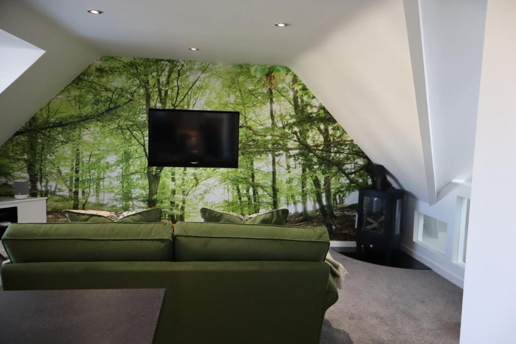 TV a/nebo společenská místnost v ubytování THE HIDEAWAY - LUXURY SELF CATERING COASTAL APARTMENT with PRIVATE ENTRANCE & KEY BOX ENTRY JUST A FEW MINUTES WALK TO THE BEACH, SOLENT WAY WALK, SHOPS and many EATERIES & BARS - FREE OFF ROAD PARKING,FULL KITCHEN, LOUNGE,BEDROOM , BATHROOM & WI-FI