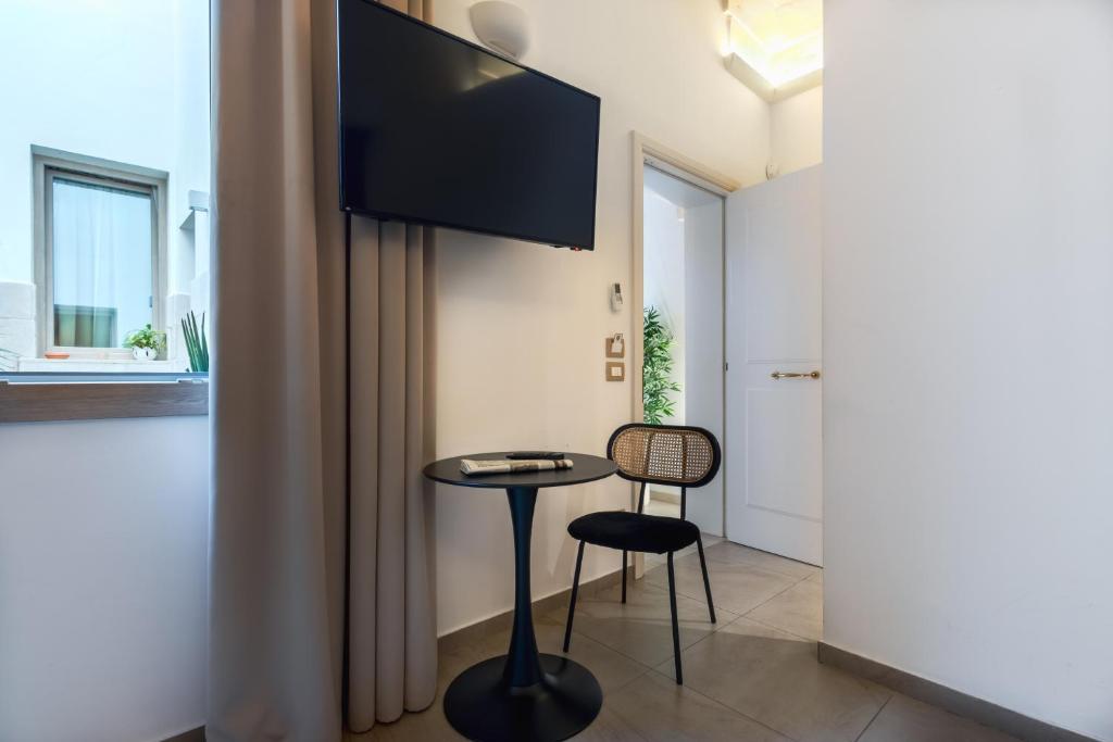 TV a/nebo společenská místnost v ubytování Palazzo San Lazzaro - Jacuzzi Rooms & Suites Lecce Selection
