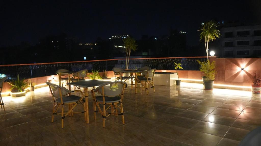 Een balkon of terras bij Sol pyramids view Inn