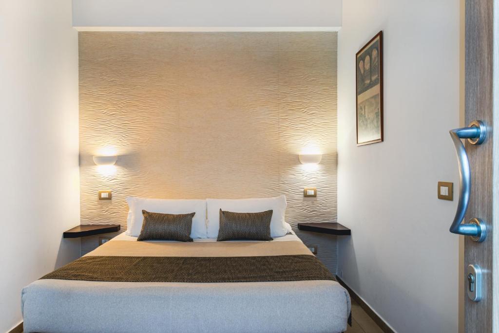 Postel nebo postele na pokoji v ubytování Palazzo San Lazzaro - Jacuzzi Rooms & Suites Lecce Selection