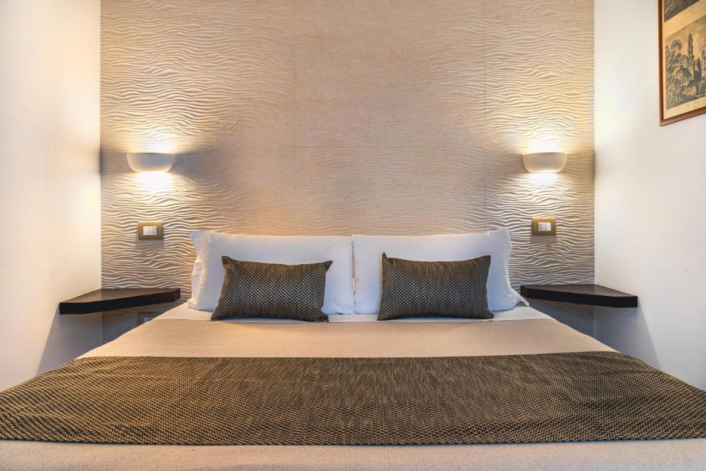 Postel nebo postele na pokoji v ubytování Palazzo San Lazzaro - Jacuzzi Rooms & Suites Lecce Selection