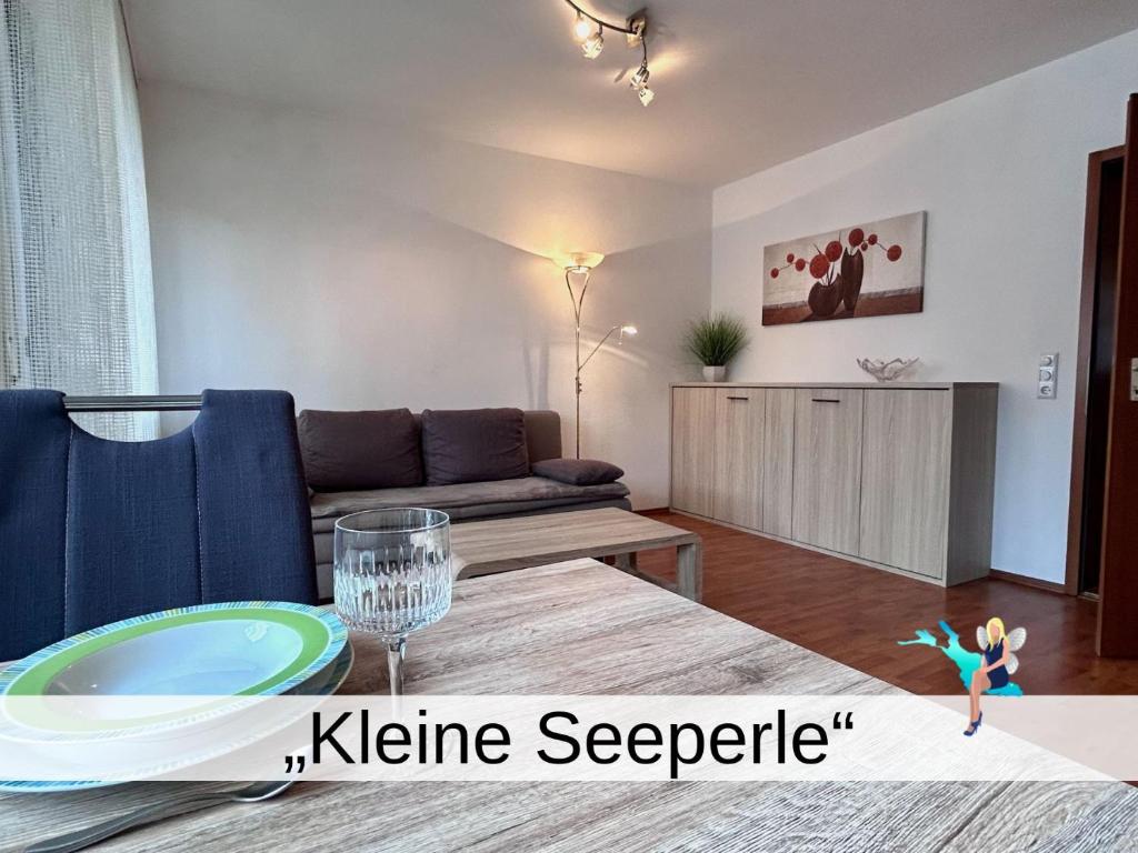 a living room with a table and a couch at Ferienwohnung Kleine Seeperle - Ihr Rückzugsort in Nonnenhorn in Nonnenhorn