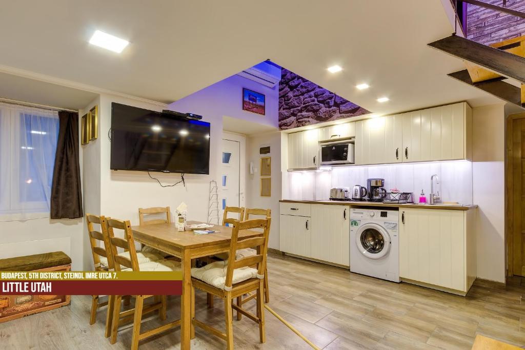 A kitchen or kitchenette at Little Americas Parliament Apartments