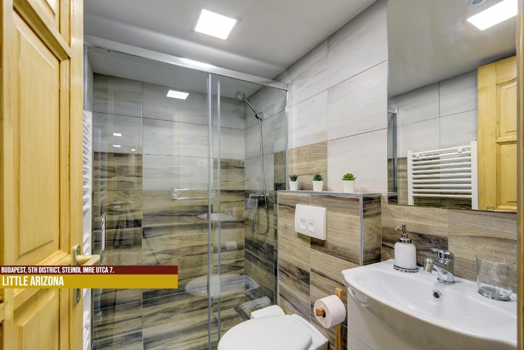 A bathroom at Little Americas Parliament Apartments