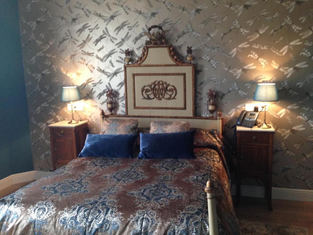 A bed or beds in a room at Hotel Can Ribalta