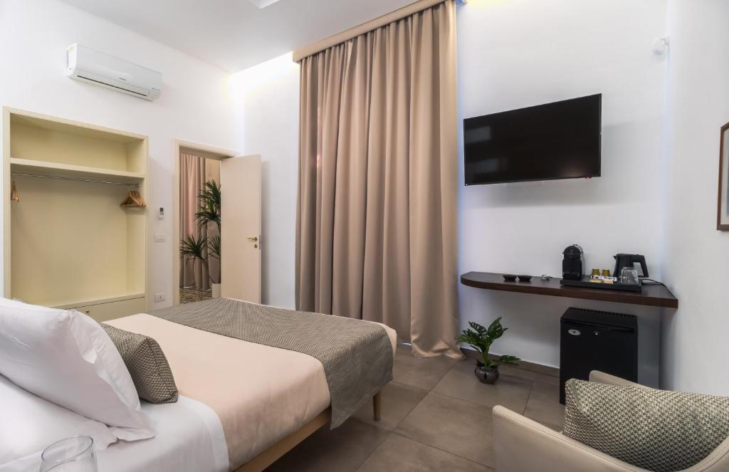 TV a/nebo společenská místnost v ubytování Palazzo San Lazzaro - Jacuzzi Rooms & Suites Lecce Selection
